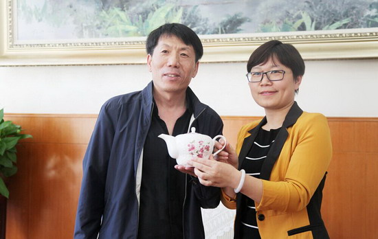 亚洲最大的骨质瓷企业——唐山隆达骨质瓷公司董事长张志强一行访问我校1_缩小大小
