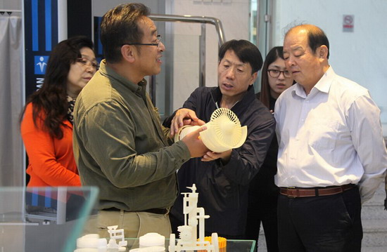 亚洲最大的骨质瓷企业——唐山隆达骨质瓷公司董事长张志强一行访问我校2_缩小大小