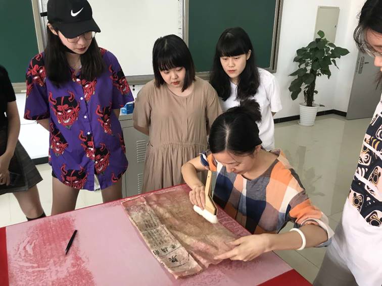 李艳梅副教授于纸质文物修复工作室教授学生修复地契