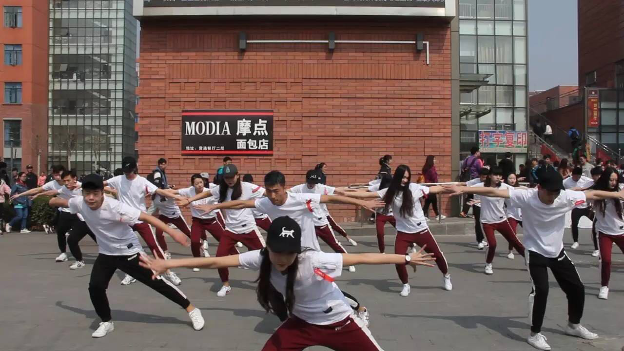 经管学部空乘专业"同心筑梦,无你不"闪""的校园快闪活动-经济管理学部
