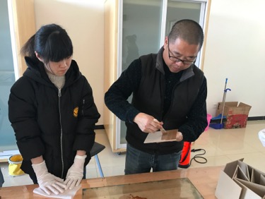 工艺美术系主任、漆艺教授陈秋荣教授指导学生髹漆