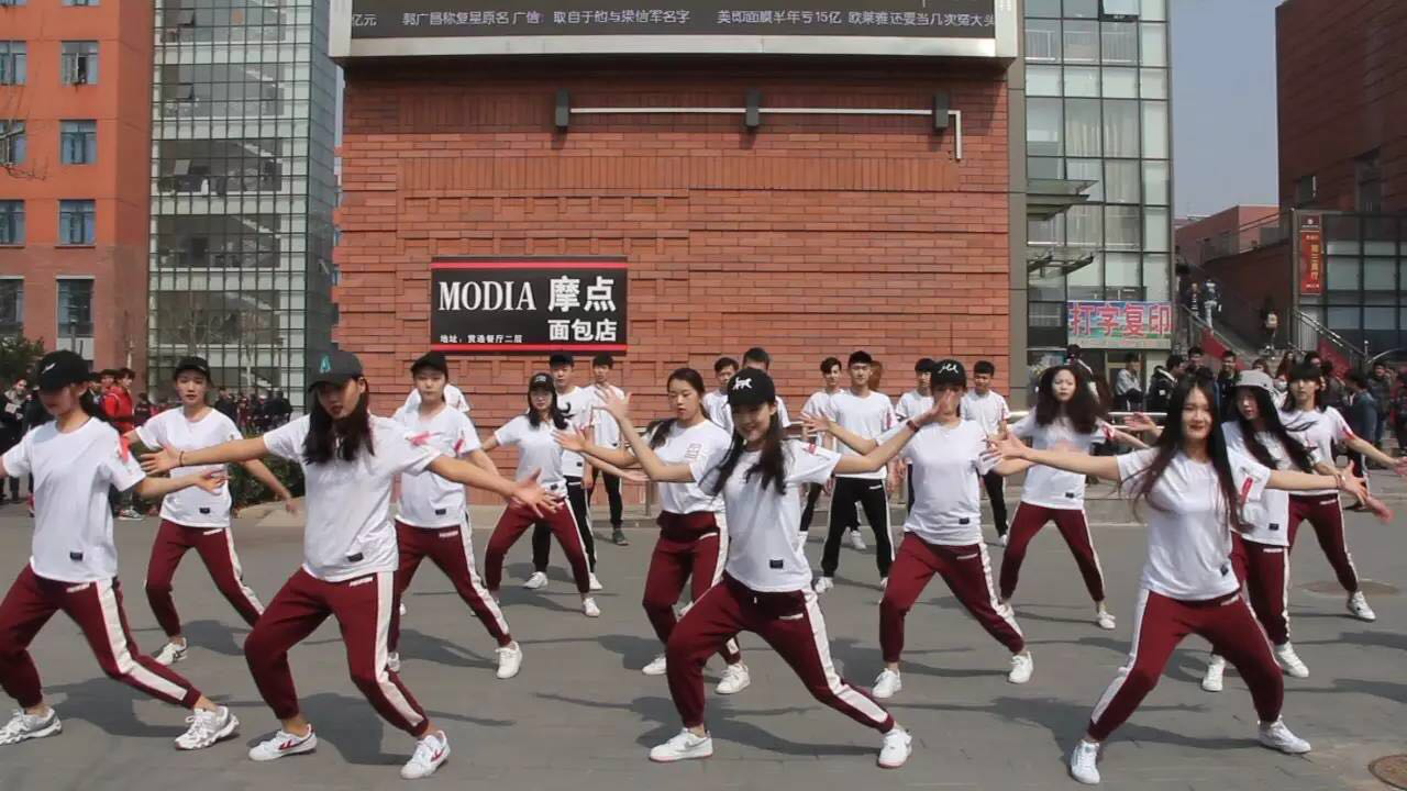 经管学部空乘专业"同心筑梦,无你不"闪""的校园快闪活动-经济管理学部